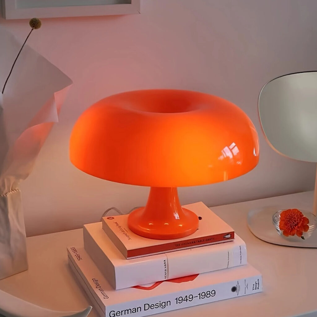 Transforme seu ambiente com o Abajur Moonsey Minimalista. Esta peça única não apenas ilumina seu espaço, mas também adiciona um toque de sofisticação e modernidade.